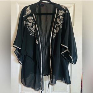 ❤️‍🔥Torrid Vintage Black and Cream Embroidered Tie Waist Cover up Kimono Top